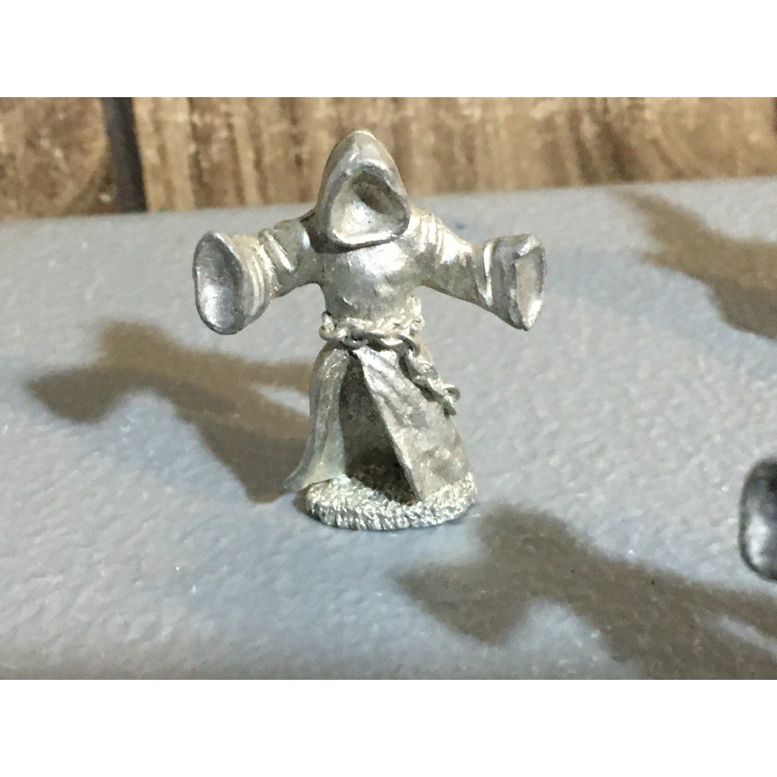 A32528 UNKNOWN METAL MINIATURES ROBED WRIATH GHOST MONK