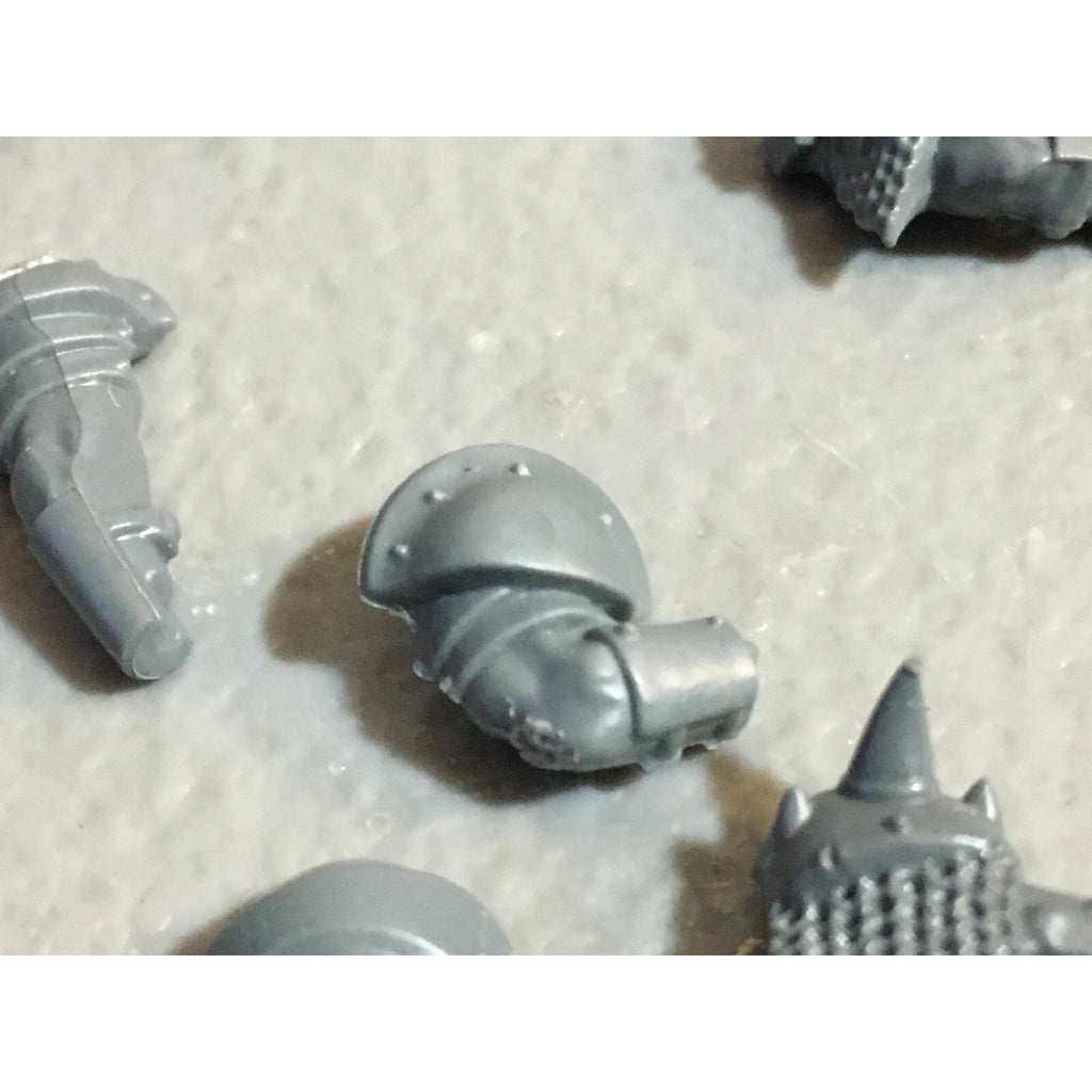 A23234 WARHAMMER FANTASY CHAOS BEASTMEN BITS LOT BESTIGOR ARMS HEADS GW