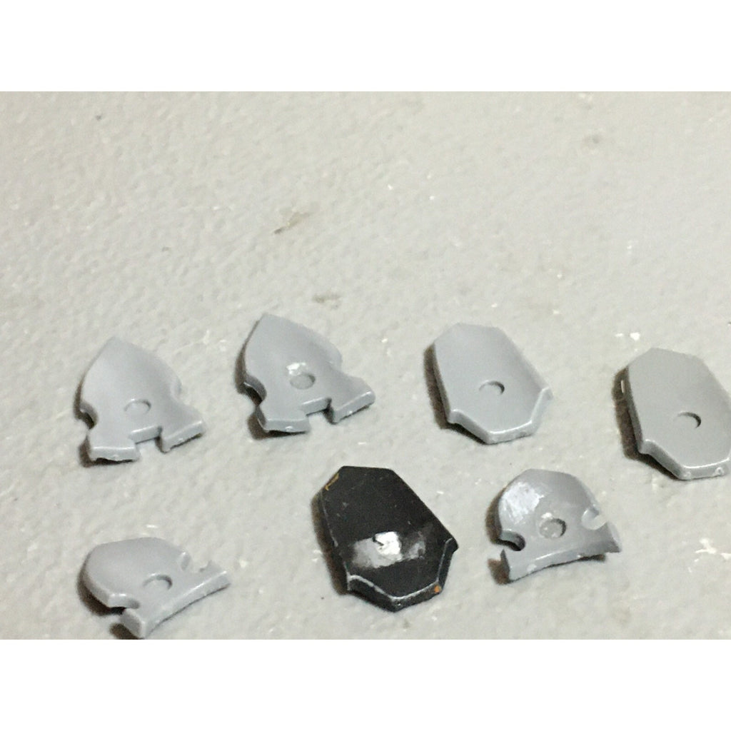 A22249 WARHAMMER FANTASY CHAOS MORTALS BITS LOT WARRIORS KNIGHTS SHIELDS GW OOP