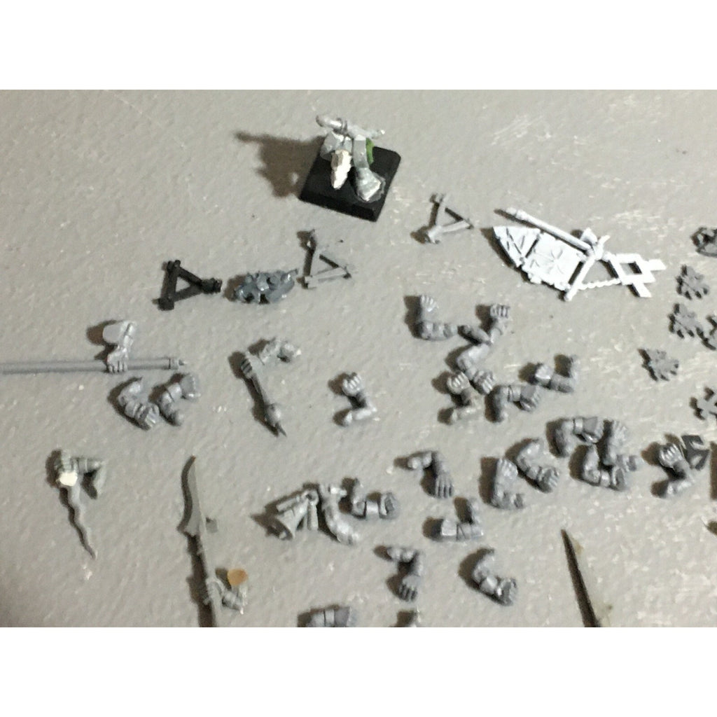 A22308 WARHAMMER FANTASY SKAVEN BITS LOT MIXED ARMS ICONS TAIL GAMES WORKSHOP GW
