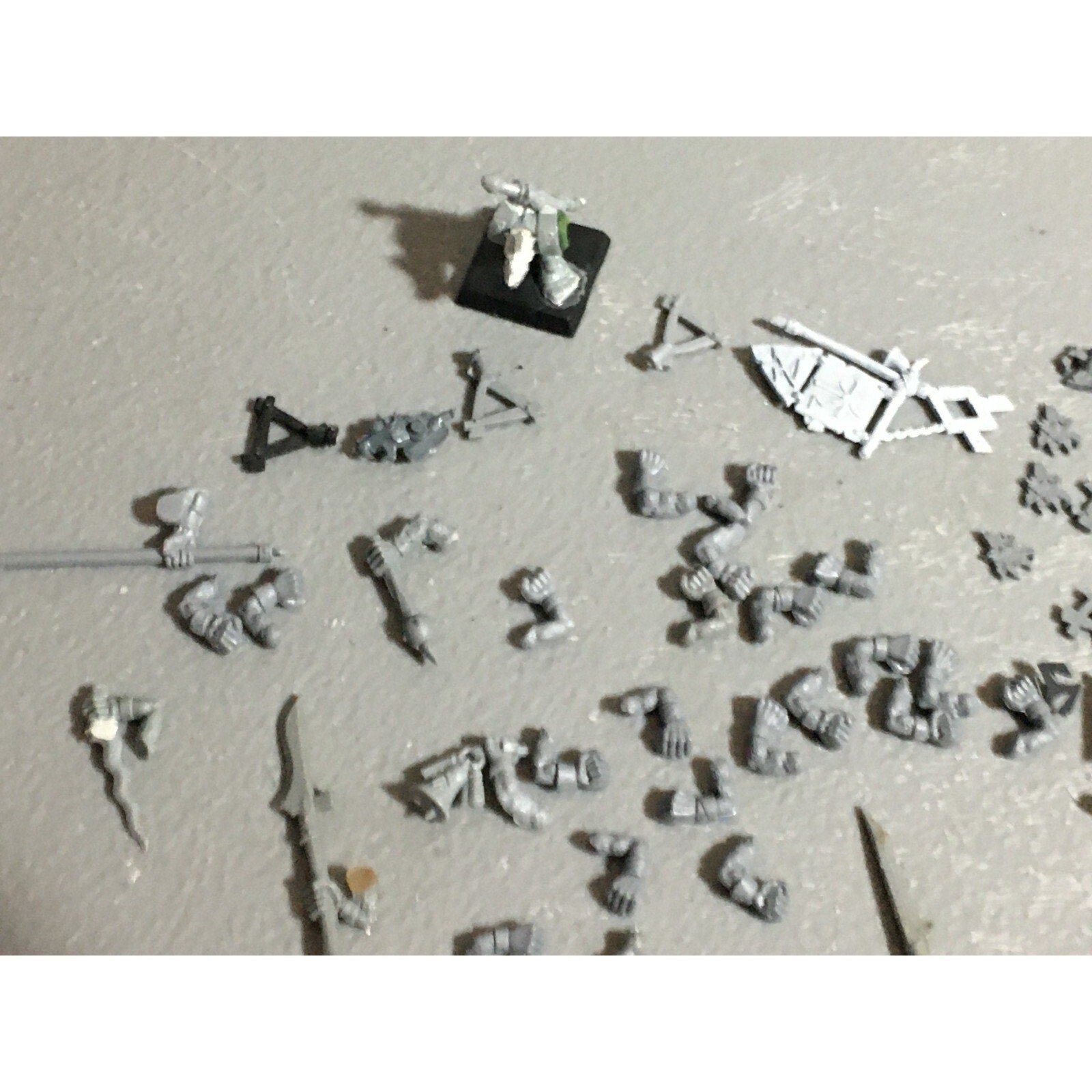 A22308 WARHAMMER FANTASY SKAVEN BITS LOT MIXED ARMS ICONS TAIL GAMES WORKSHOP GW