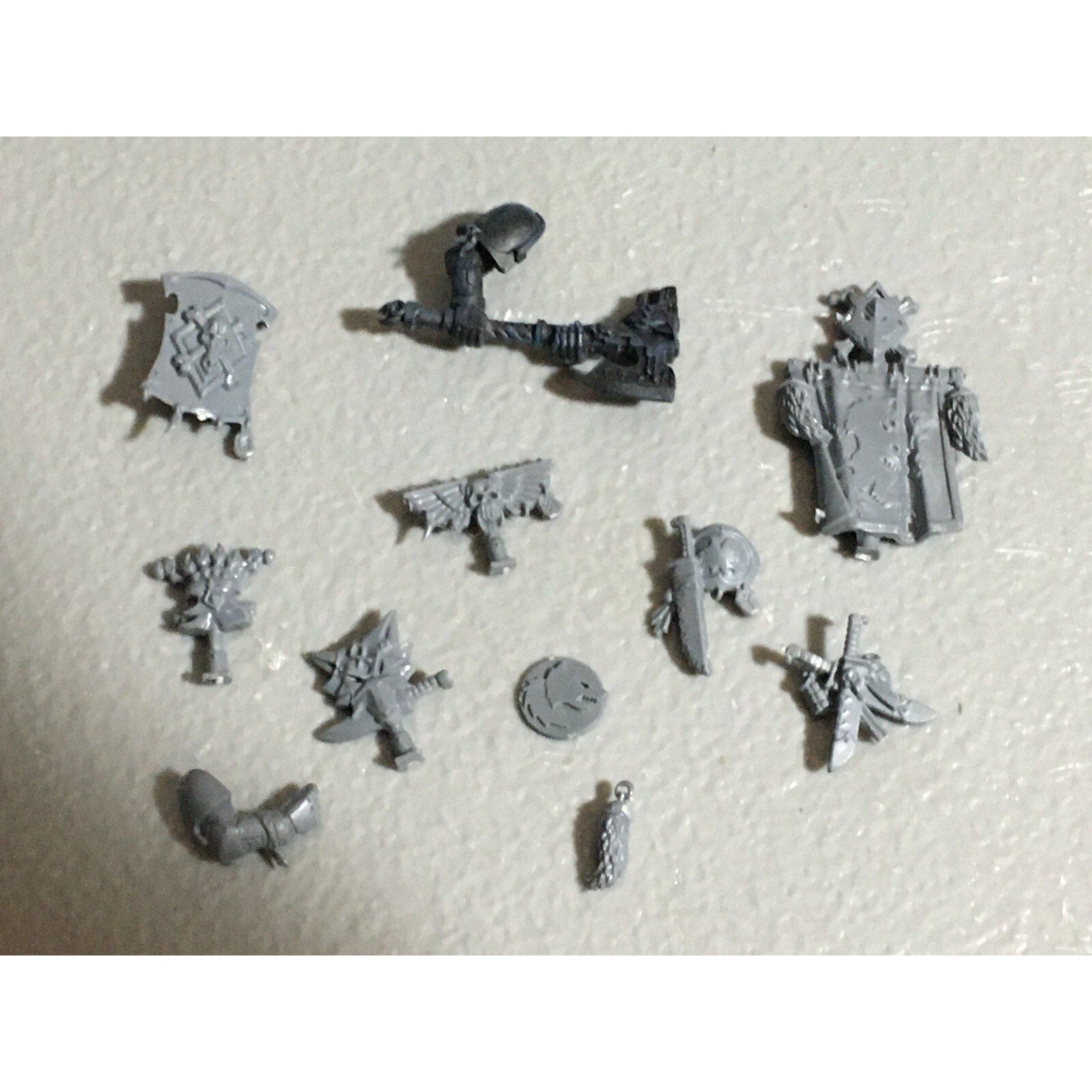 A22559 WARHAMMER 40K SPACE MARINES WOLVES BITS LOT BANNER ACCESSORY SHIELD GW