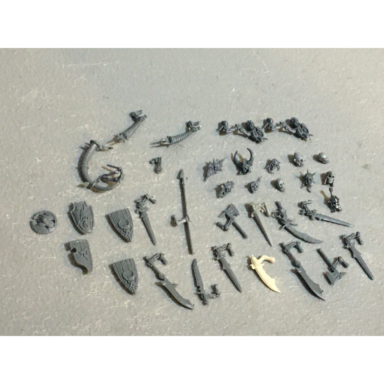 A28766 WARHAMMER FANTASY OLD WORLD VAMPIRE COUNTS BITS LOT SKELETON HEADS ARMS
