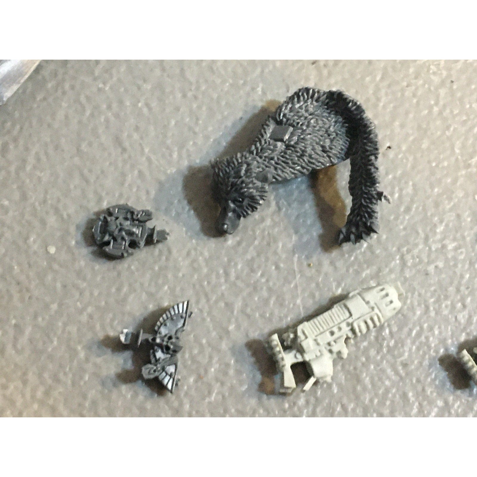 A32583 WARHAMMER 40K SPACE MARINES WOLVES BITS LOT WOLF CLOAK + PLASMA GUNS GW