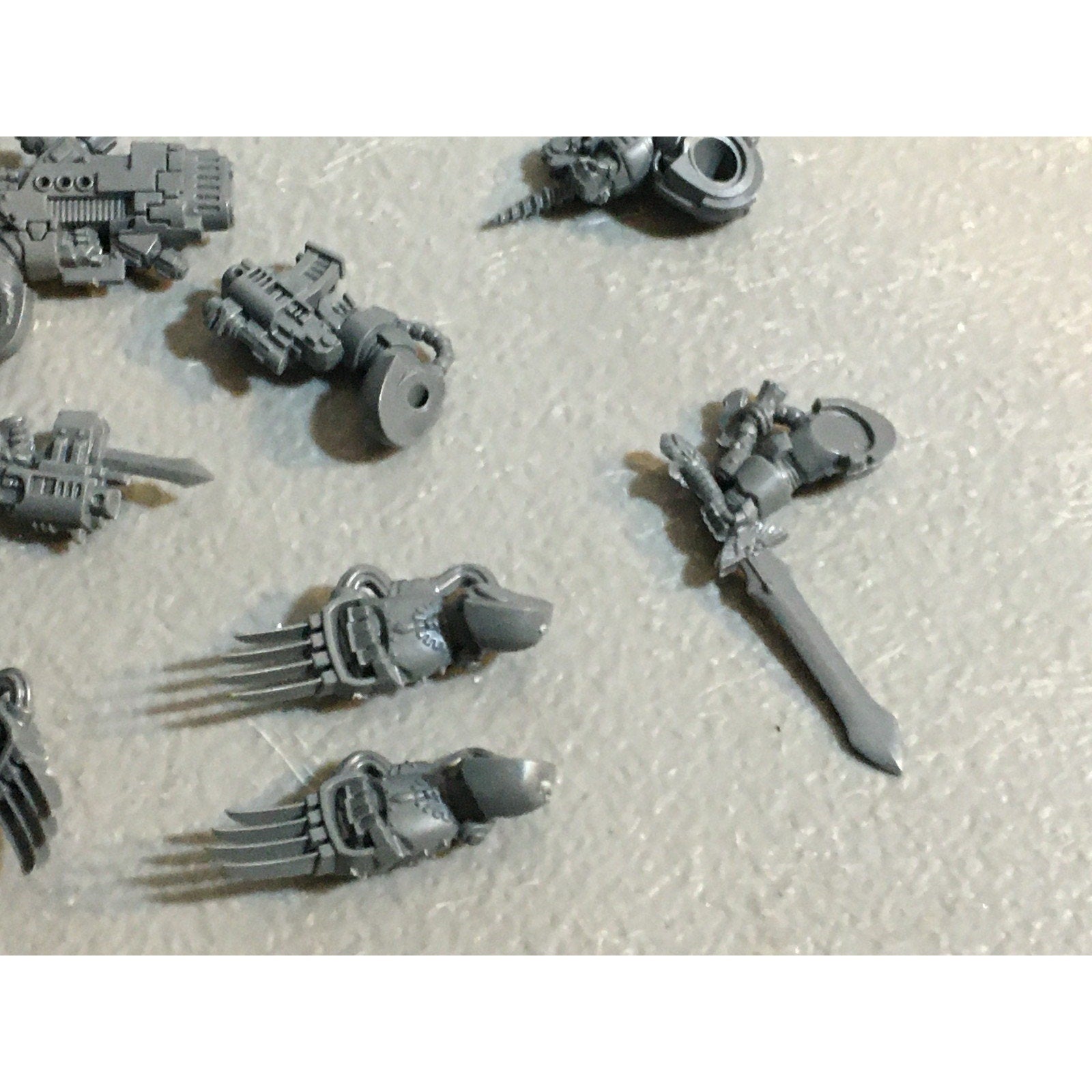 A29423 WARHAMMER 40K SPACE MARINES DARK ANGELS BITS LOT ARMS CLAW HEAVY GW