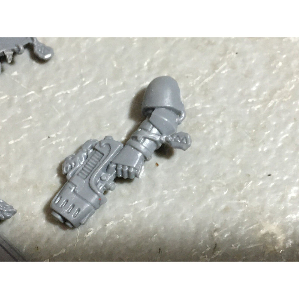 A22557 WARHAMMER 40K SPACE MARINES WOLVES BITS LOT BANNER ACCESSORY SHIELD GW