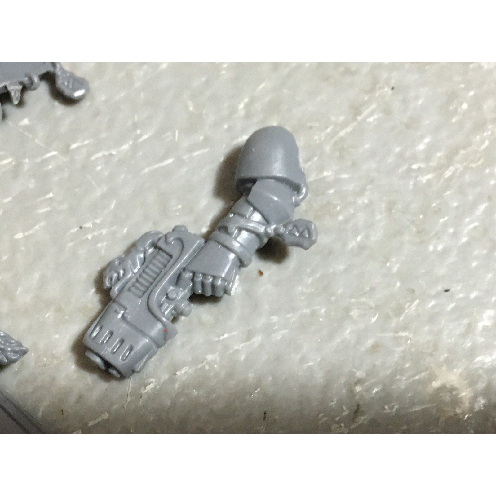 A22557 WARHAMMER 40K SPACE MARINES WOLVES BITS LOT BANNER ACCESSORY SHIELD GW