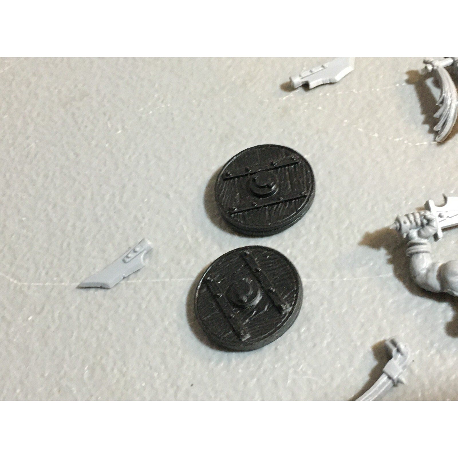 A23398 WARHAMMER FANTASY ORCS & GOBLINS BITS LOT MIXED ACCESSORIES BANNER HEADS