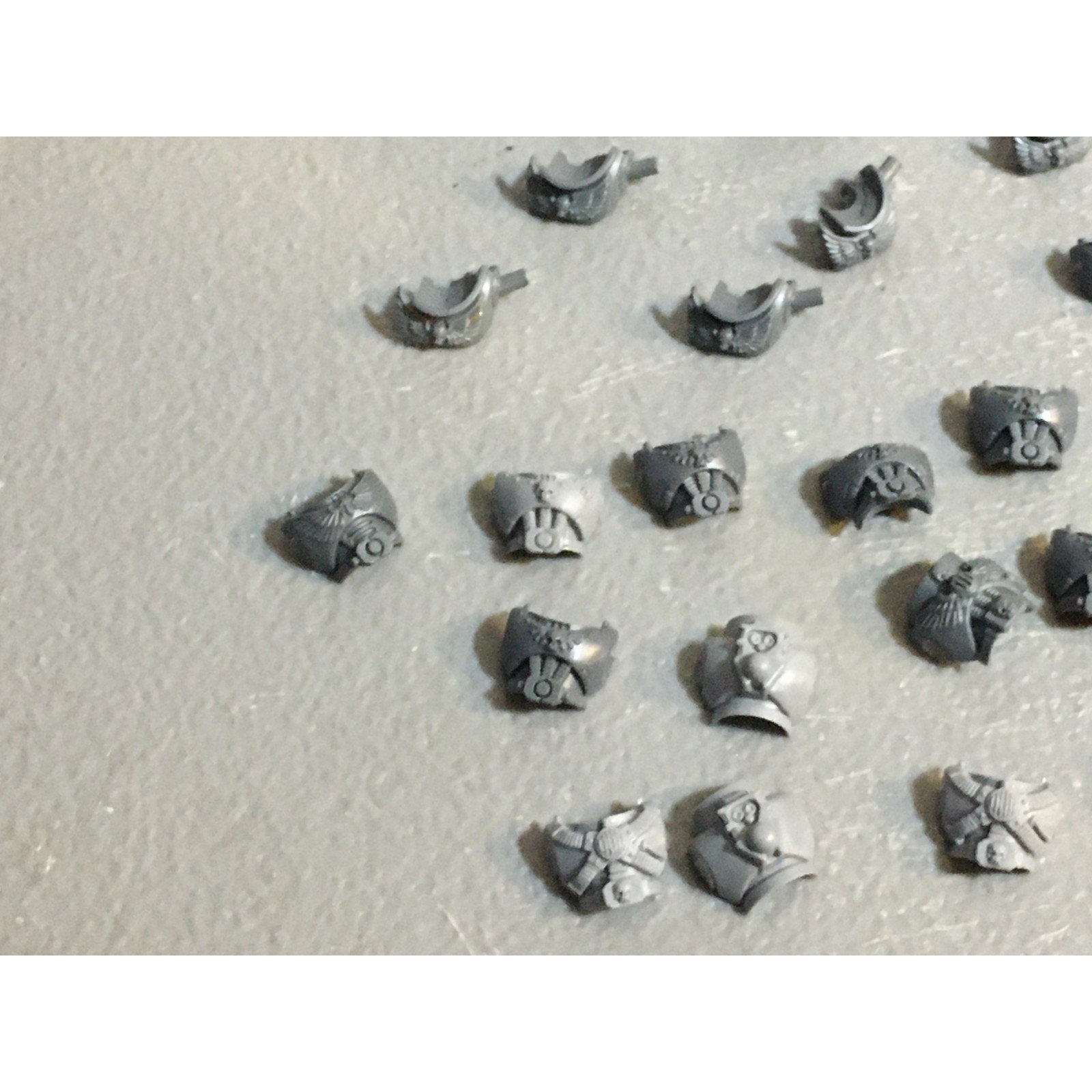 A29448 WARHAMMER 40K SPACE MARINES BITS LOT TORSO PARTS SHOULDER PADS GW