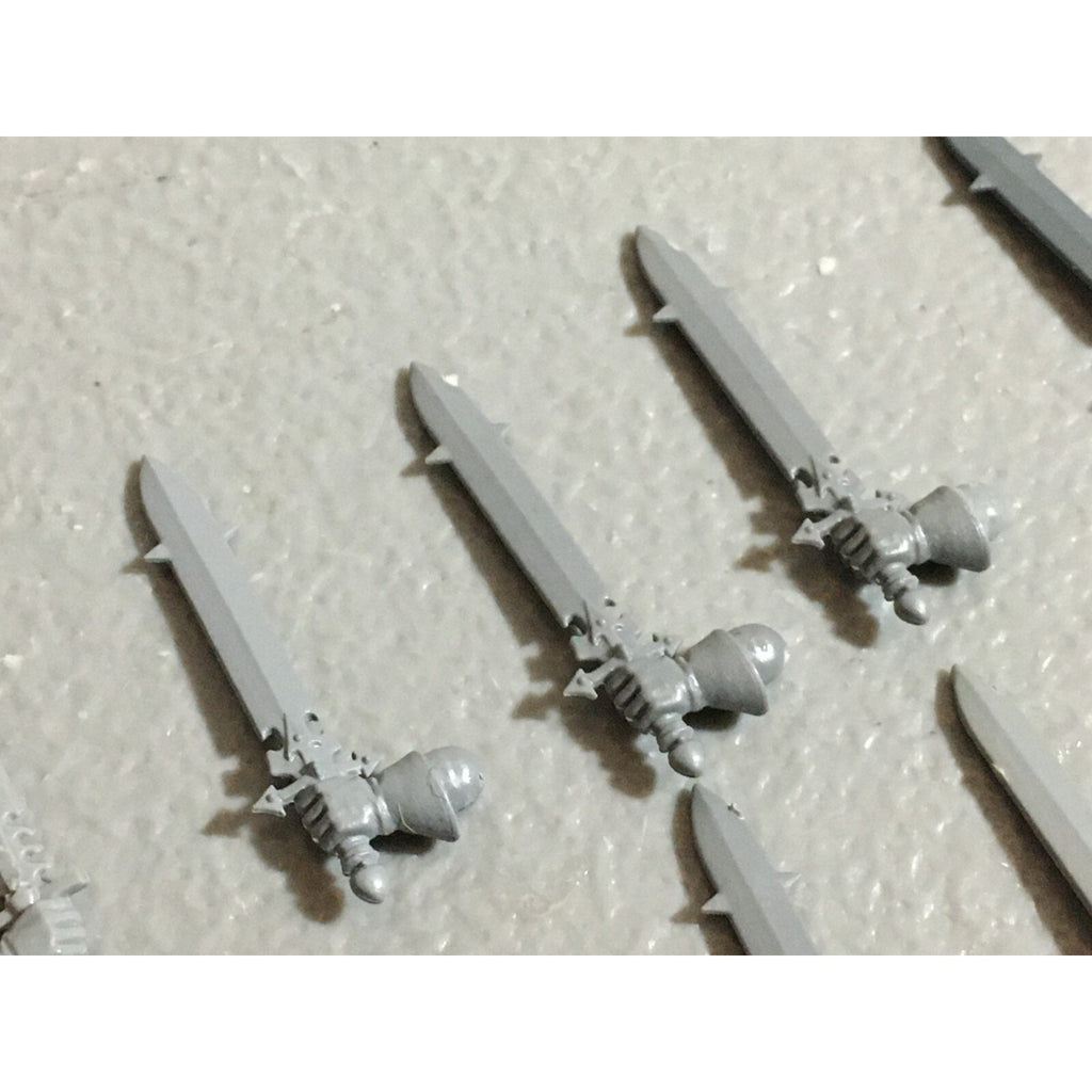 A22218 WARHAMMER FANTASY CHAOS MORTALS BITS LOT SWORD HANDS GAMES WORKSHOP