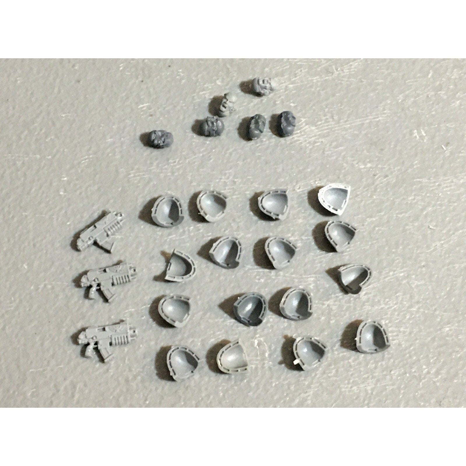 A23084 WARHAMMER 40K SPACE MARINES BITS LOT MIXED SHOULDER HEADS GAMES WORKSHOP