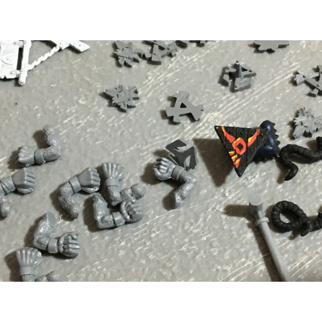 A22308 WARHAMMER FANTASY SKAVEN BITS LOT MIXED ARMS ICONS TAIL GAMES WORKSHOP GW