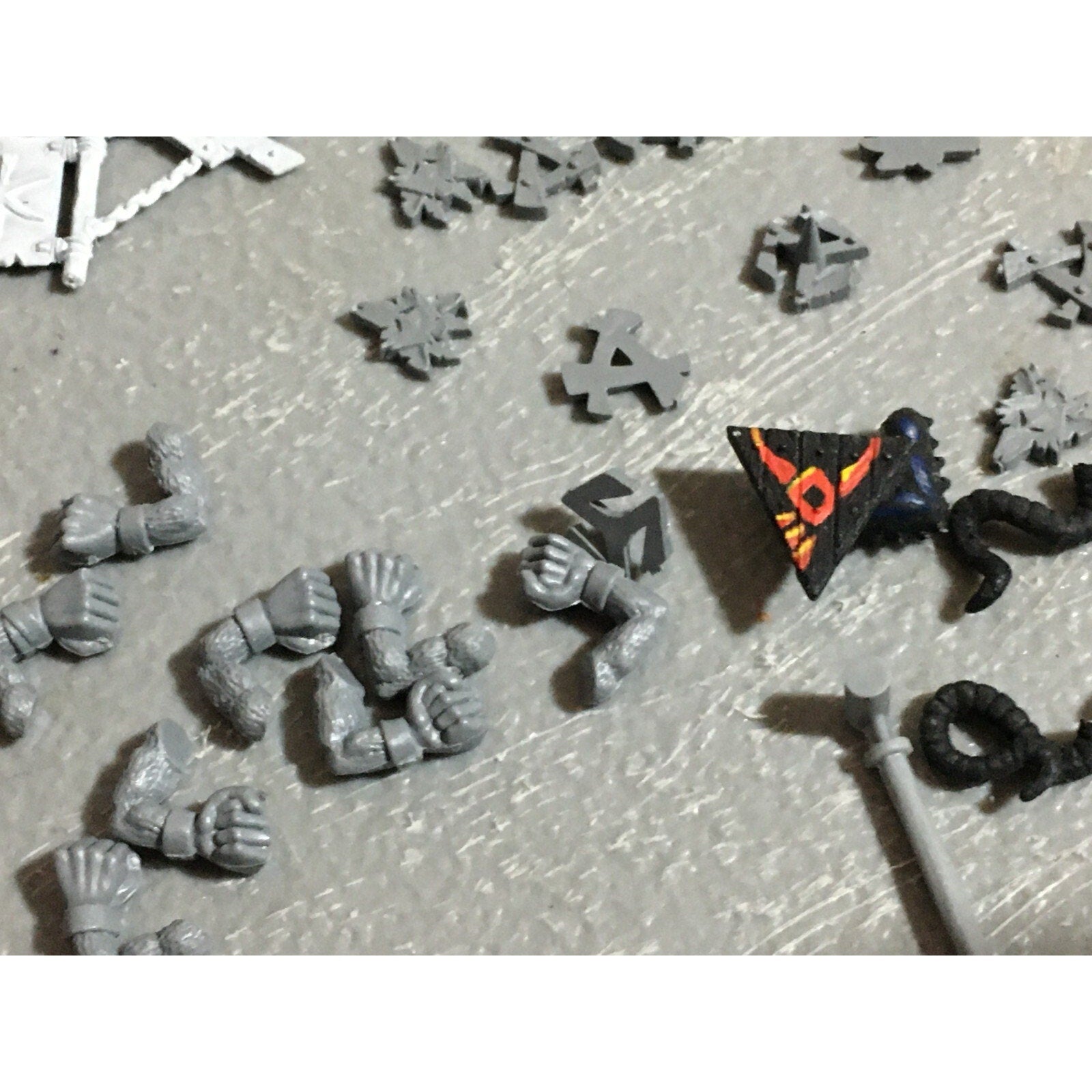 A22308 WARHAMMER FANTASY SKAVEN BITS LOT MIXED ARMS ICONS TAIL GAMES WORKSHOP GW