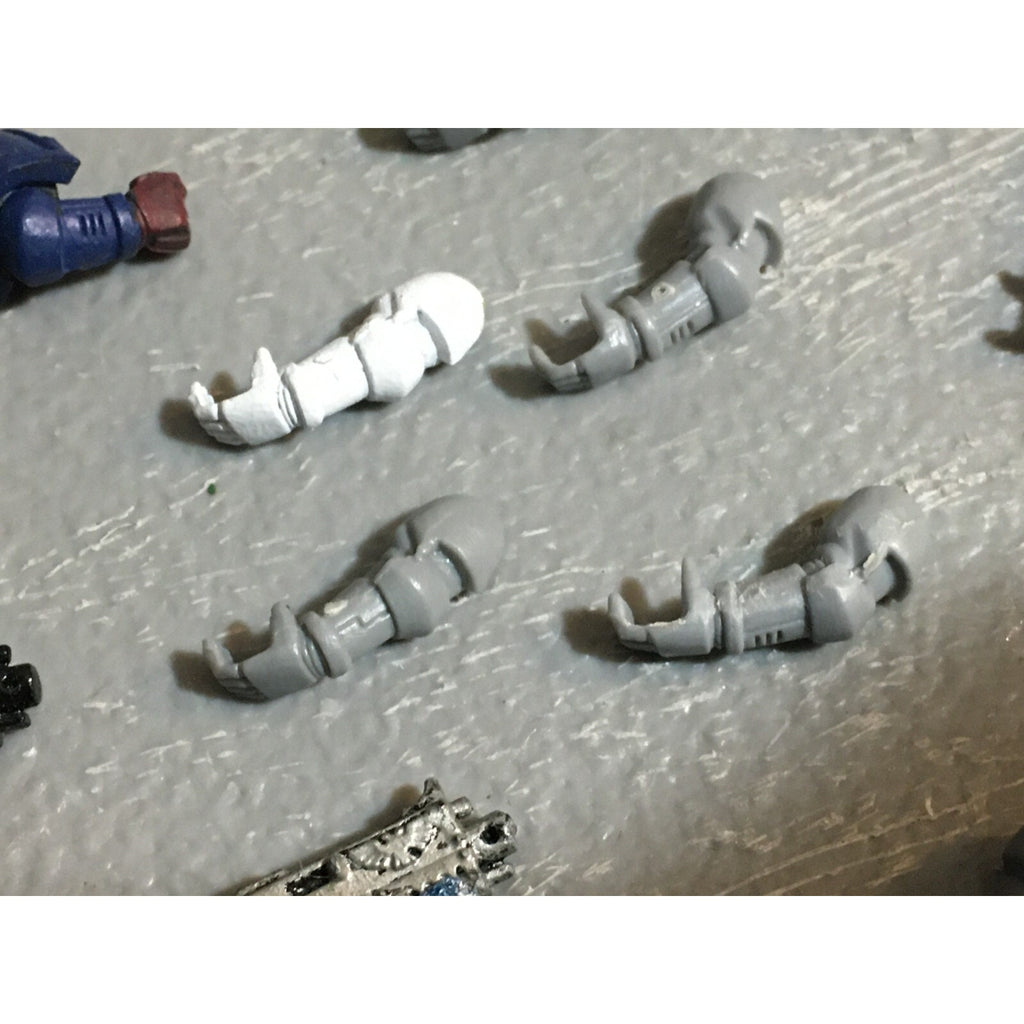 A22968 WARHAMMER 40K SPACE MARINES BITS LOT ARMS BOLTERS GAMES WORKSHOP GW