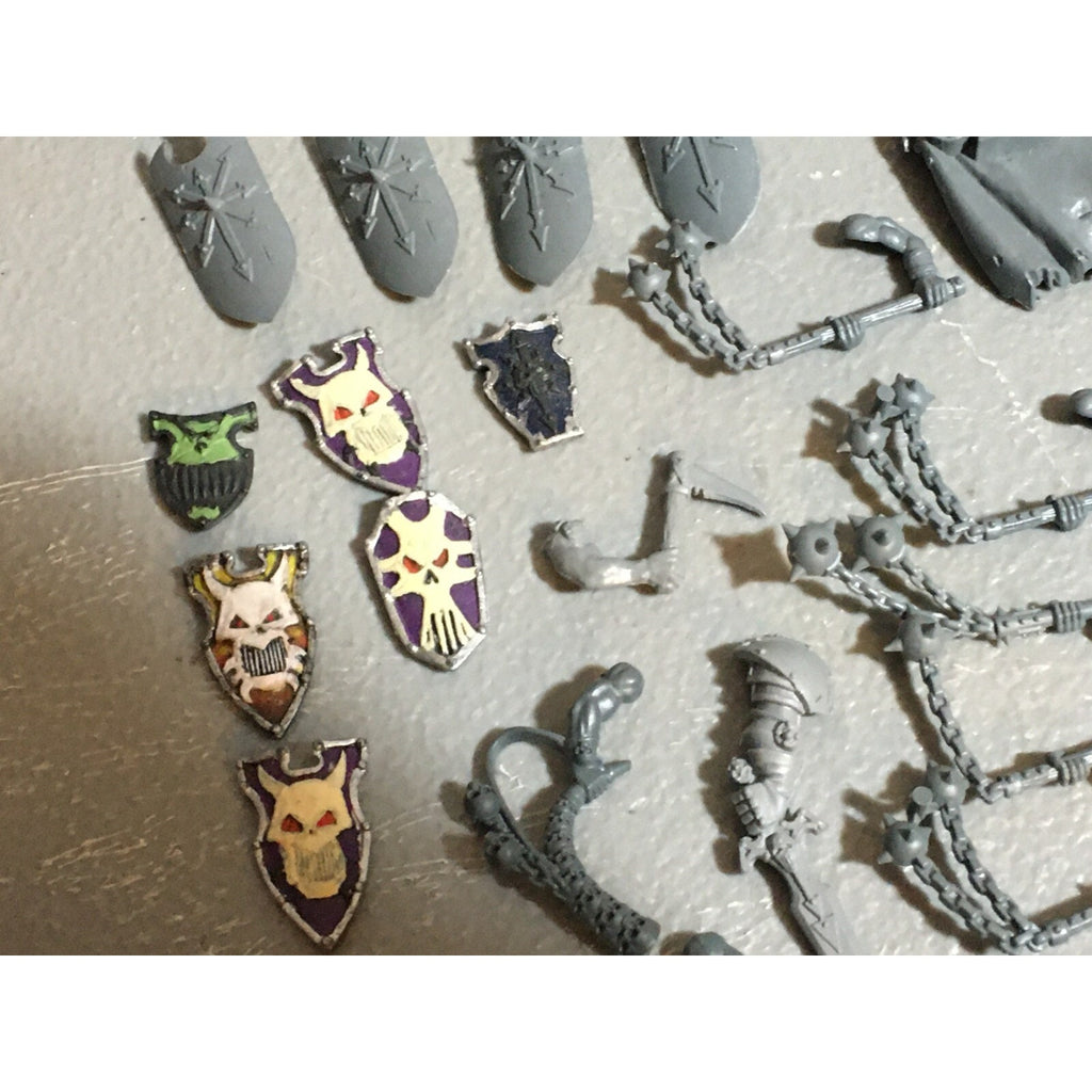 A21064 WARHAMMER FANTASY CHAOS MORTALS BITS LOT MARAUDERS WARRIORS FLAILS HEADS