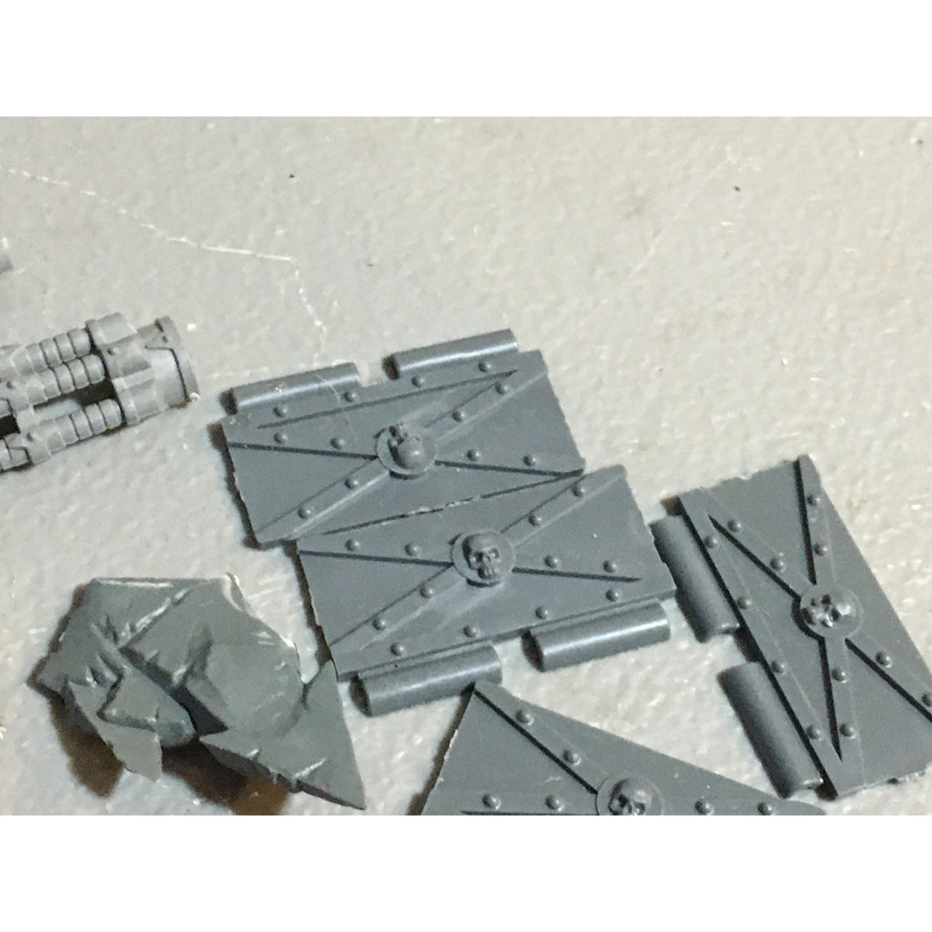 A24532 WARHAMMER 40K MIXED BITS LOT PLATES CHAOS IMPERIAL GW