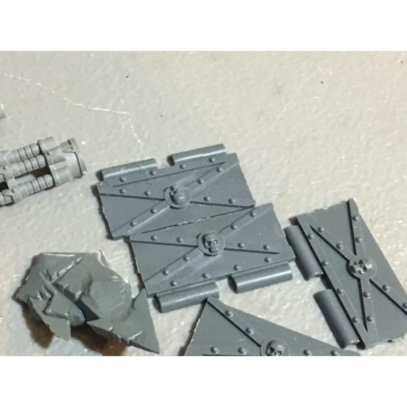 A24532 WARHAMMER 40K MIXED BITS LOT PLATES CHAOS IMPERIAL GW