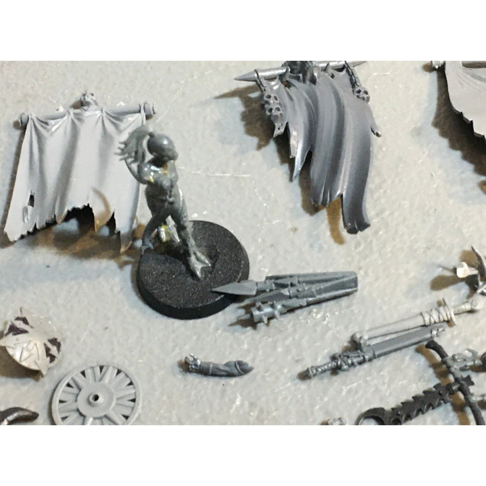 A29617 WARHAMMER FANTASY AOS MIXED BITS LOT BANNER SHIELD CLOAK GW