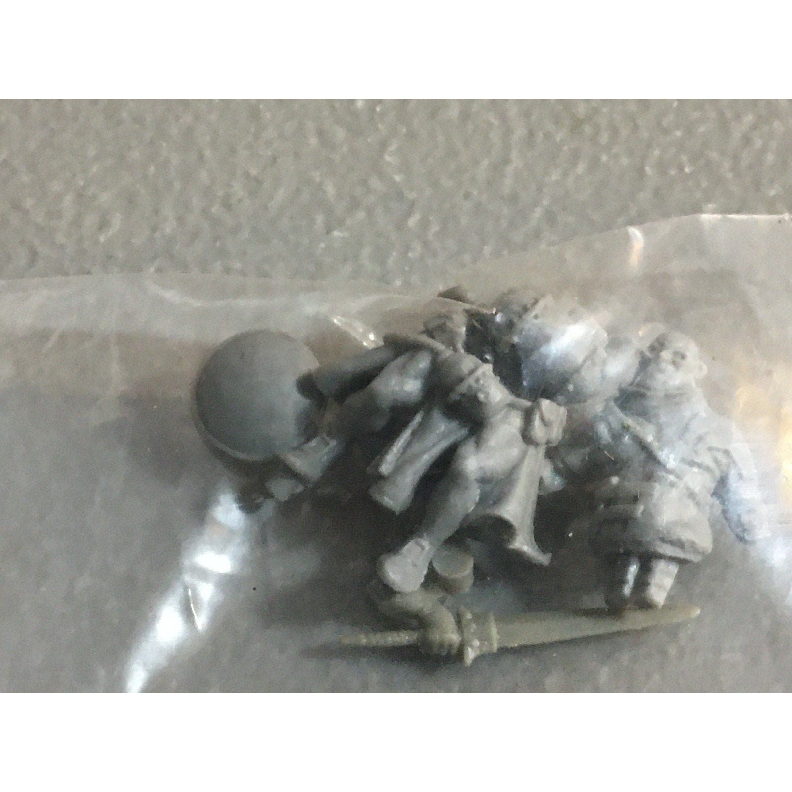 A32597 UNKNOWN MINIATURES RANDOM PLASTIC MINIATURES & BITS LOT WARRIOR SOLDIER