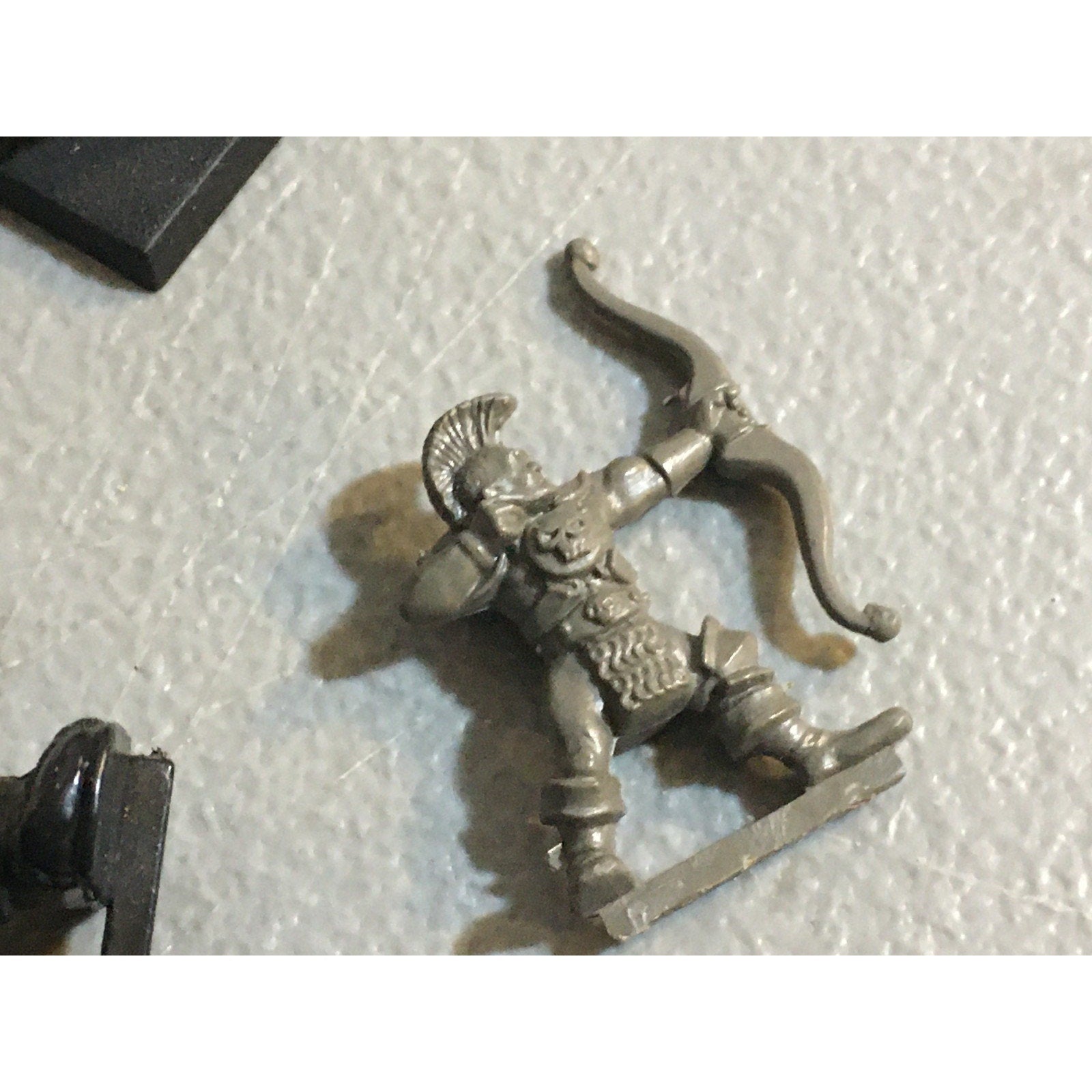 A31465 MILTON BRADLEY BATTLE MASTERS WARHAMMER CHAOS THUG ARCHER & INCOMPLETE
