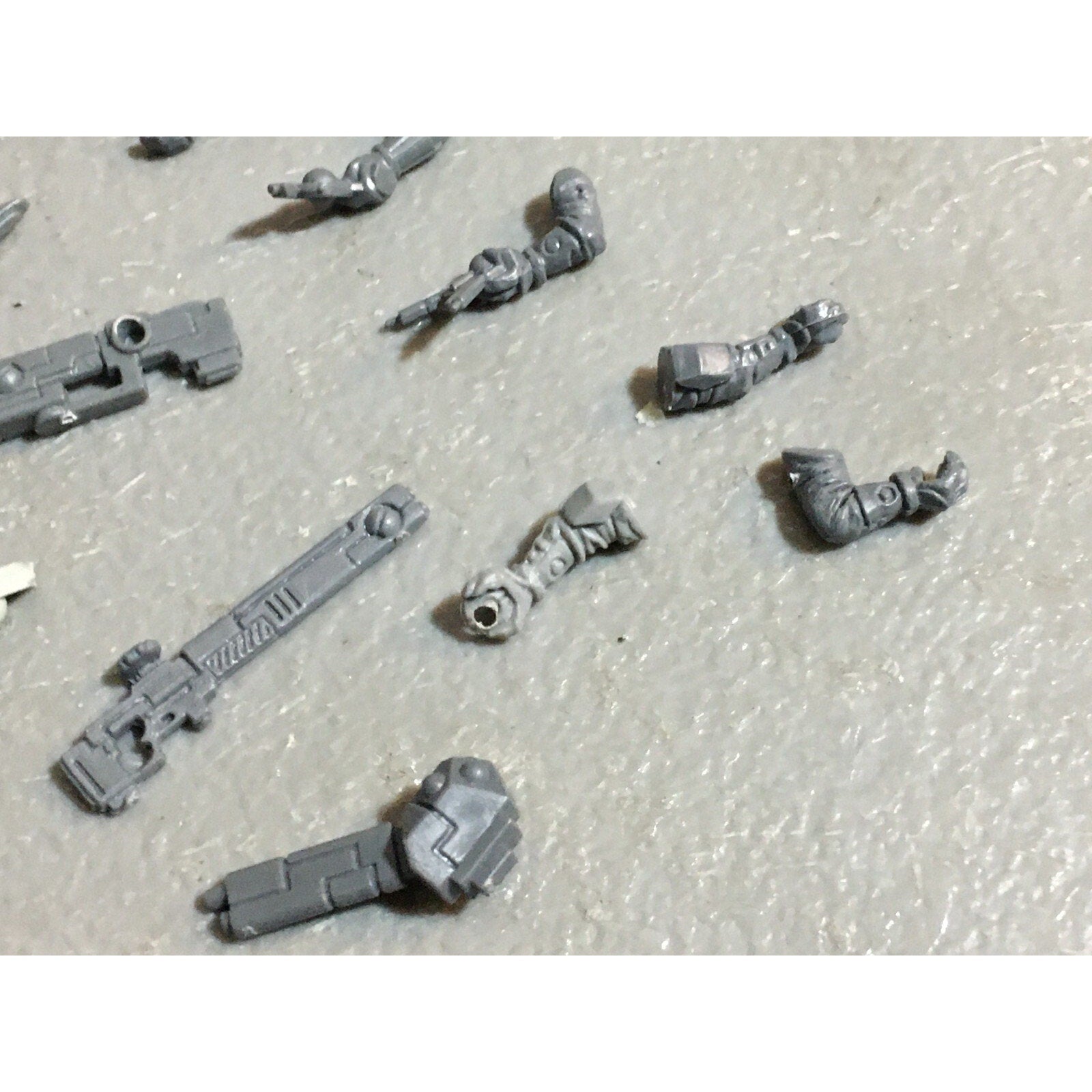 A23150 WARHAMMER 40K TAU EMPIRE BITS LOT FIRE WARRIORS GUNS HEADS ARMS GW