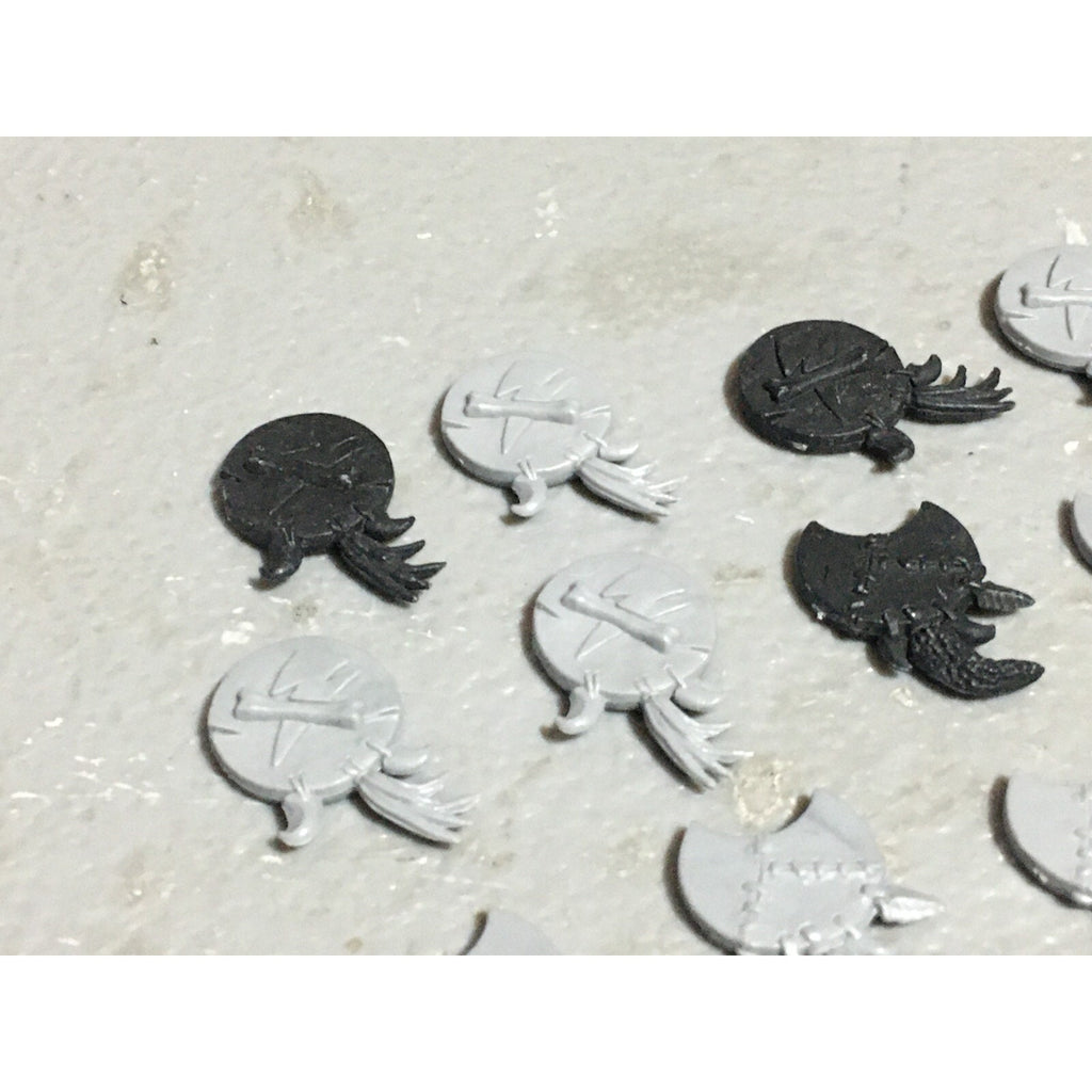 A22626 WARHAMMER FANTASY ORCS & GOBLINS BITS LOT GOBLIN SHIELD GAMES WORKSHOP GW