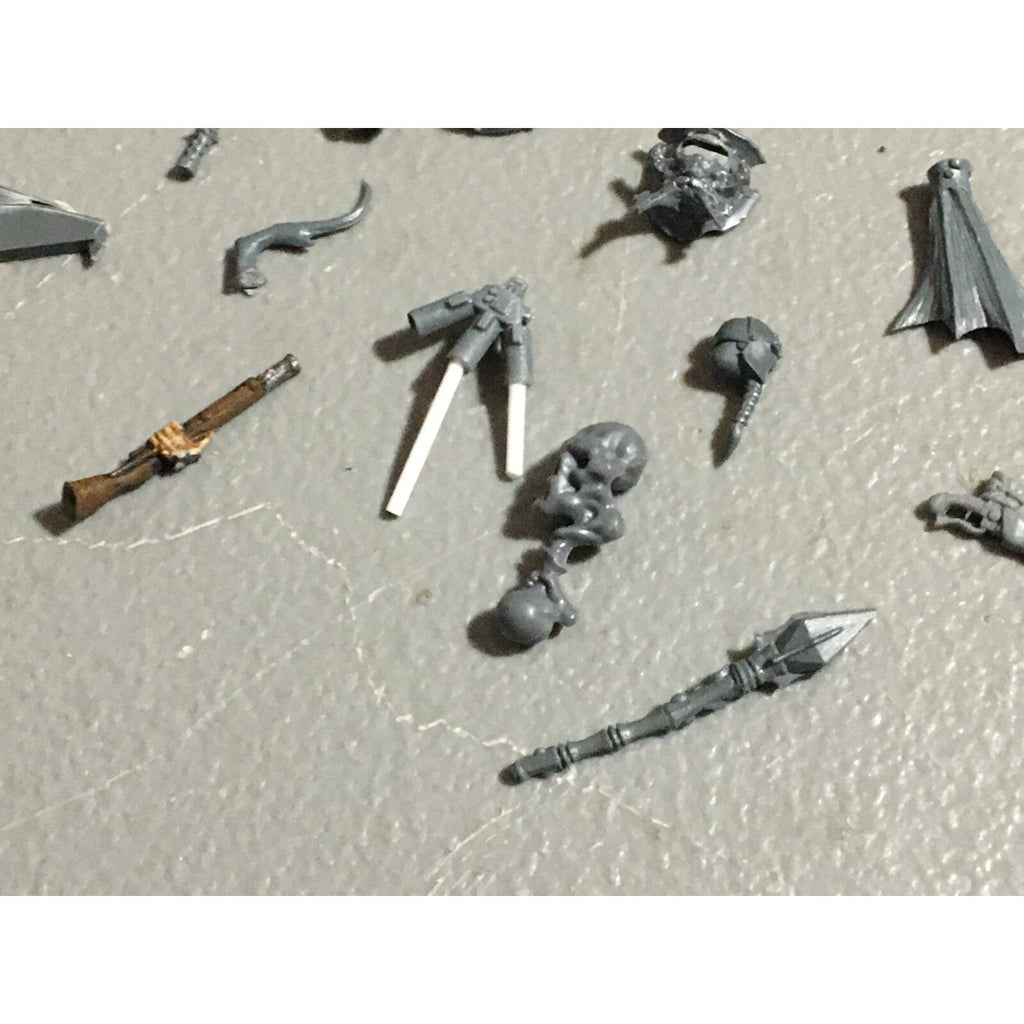 A22418 WARHAMMER 40K MIXED BITS LOT BOLTERS HEADS ARMS GAMES WORKSHOP GW
