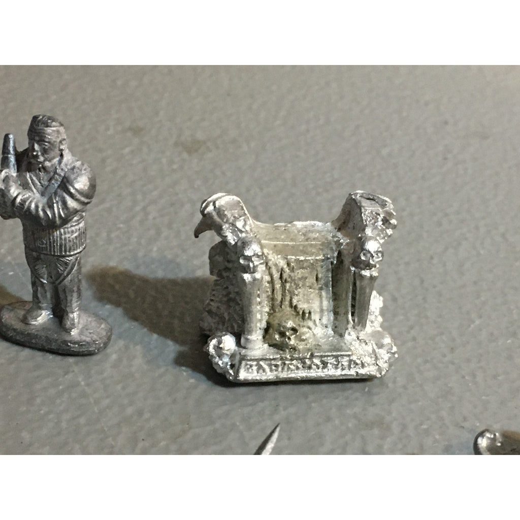 A32593 UNKNOWN MINIATURES METAL BITS LOT SWORD HEAD THRONE WEAPON CAPTAIN