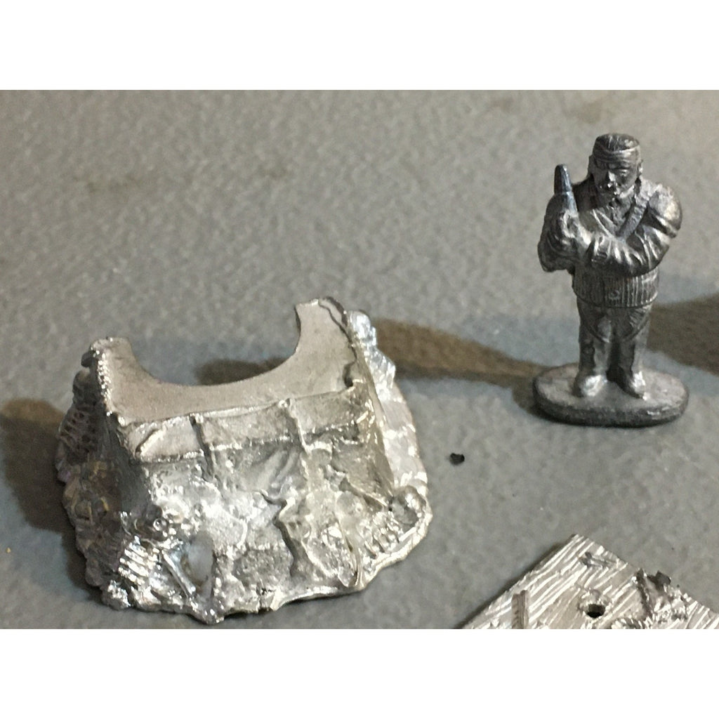A32593 UNKNOWN MINIATURES METAL BITS LOT SWORD HEAD THRONE WEAPON CAPTAIN