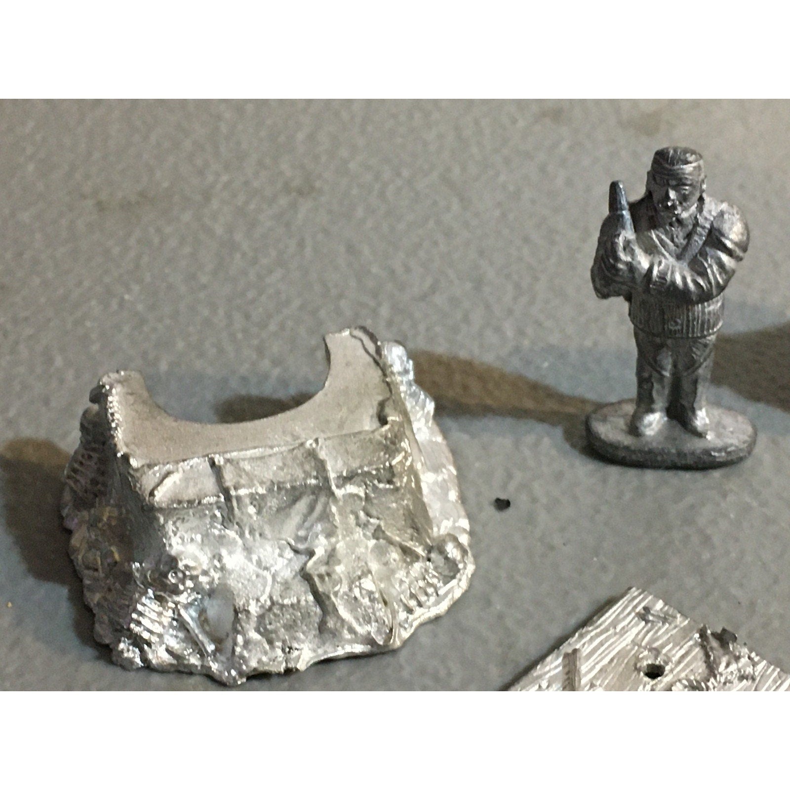A32593 UNKNOWN MINIATURES METAL BITS LOT SWORD HEAD THRONE WEAPON CAPTAIN