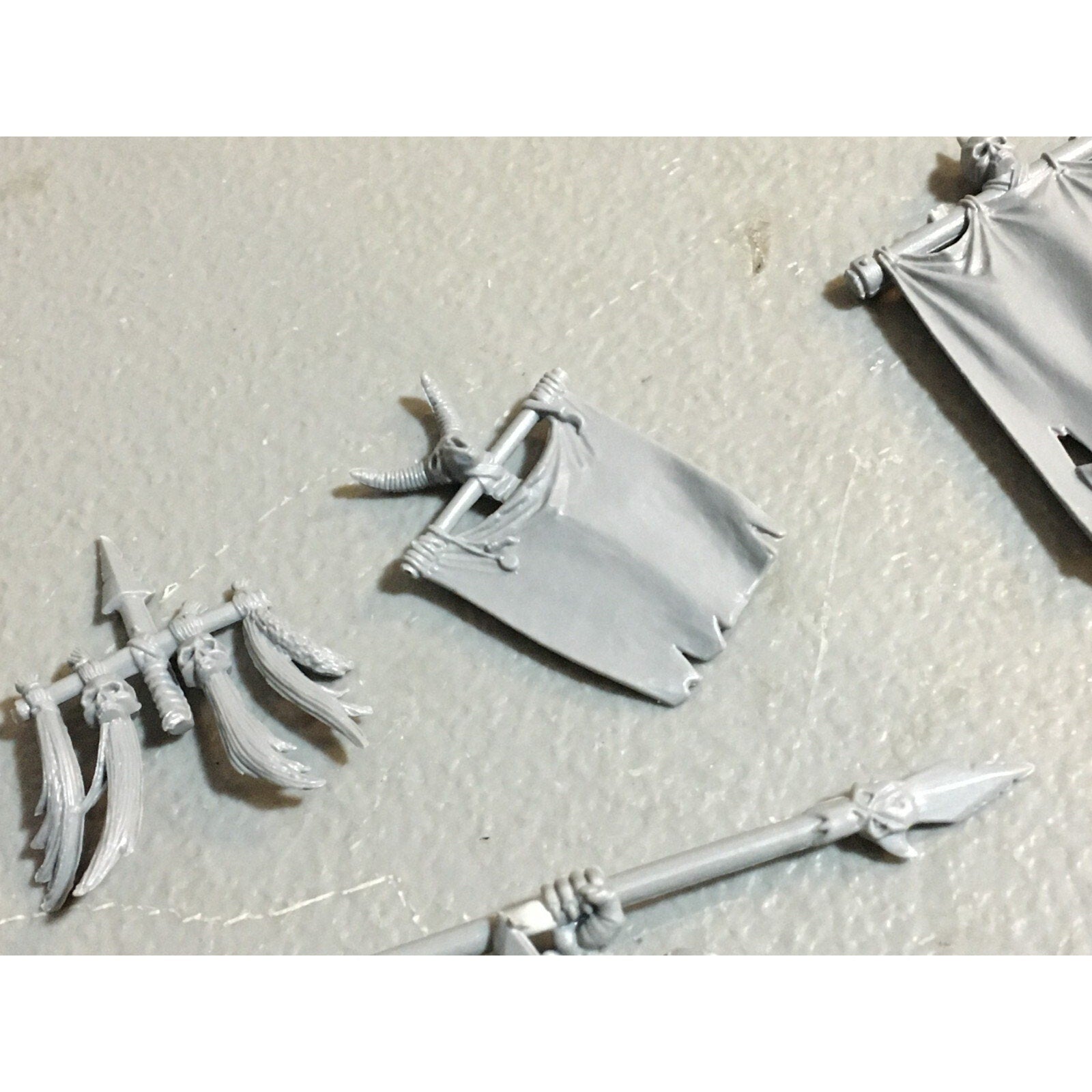 A23398 WARHAMMER FANTASY ORCS & GOBLINS BITS LOT MIXED ACCESSORIES BANNER HEADS
