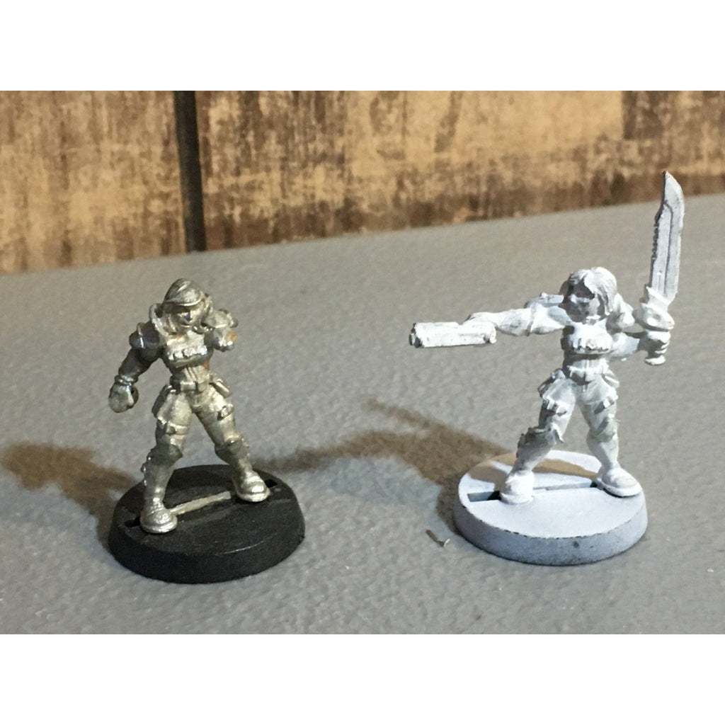 A30057 UNKNOWN METAL TABLE TOP SCI-FI FEMALE SOLDIER 1 MISS ARM WAR GAMES METAL
