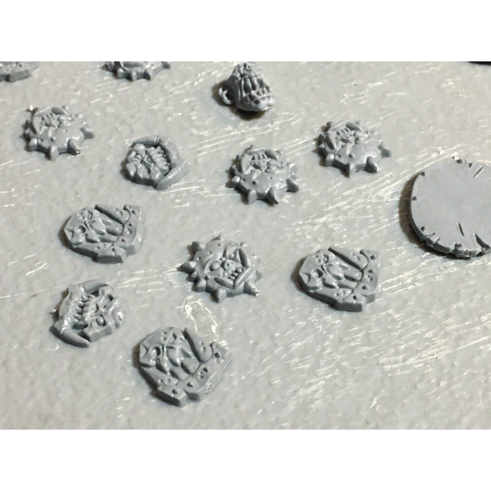 A23396 WARHAMMER FANTASY ORCS & GOBLINS BITS LOT ORC SHIELDS HEADS ICONS GW
