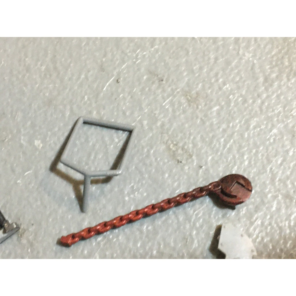 A18517 WARHAMMER 40K SPACE MARINES VEHICLE BITS & CAPTAIN MISS SWORD HAND GW