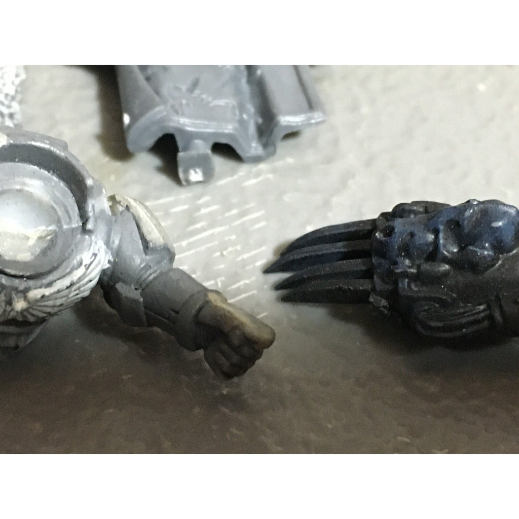 A22562 WARHAMMER 40K SPACE MARINES WOLVES BITS LOT BANNER ACCESSORY PISTOL GW