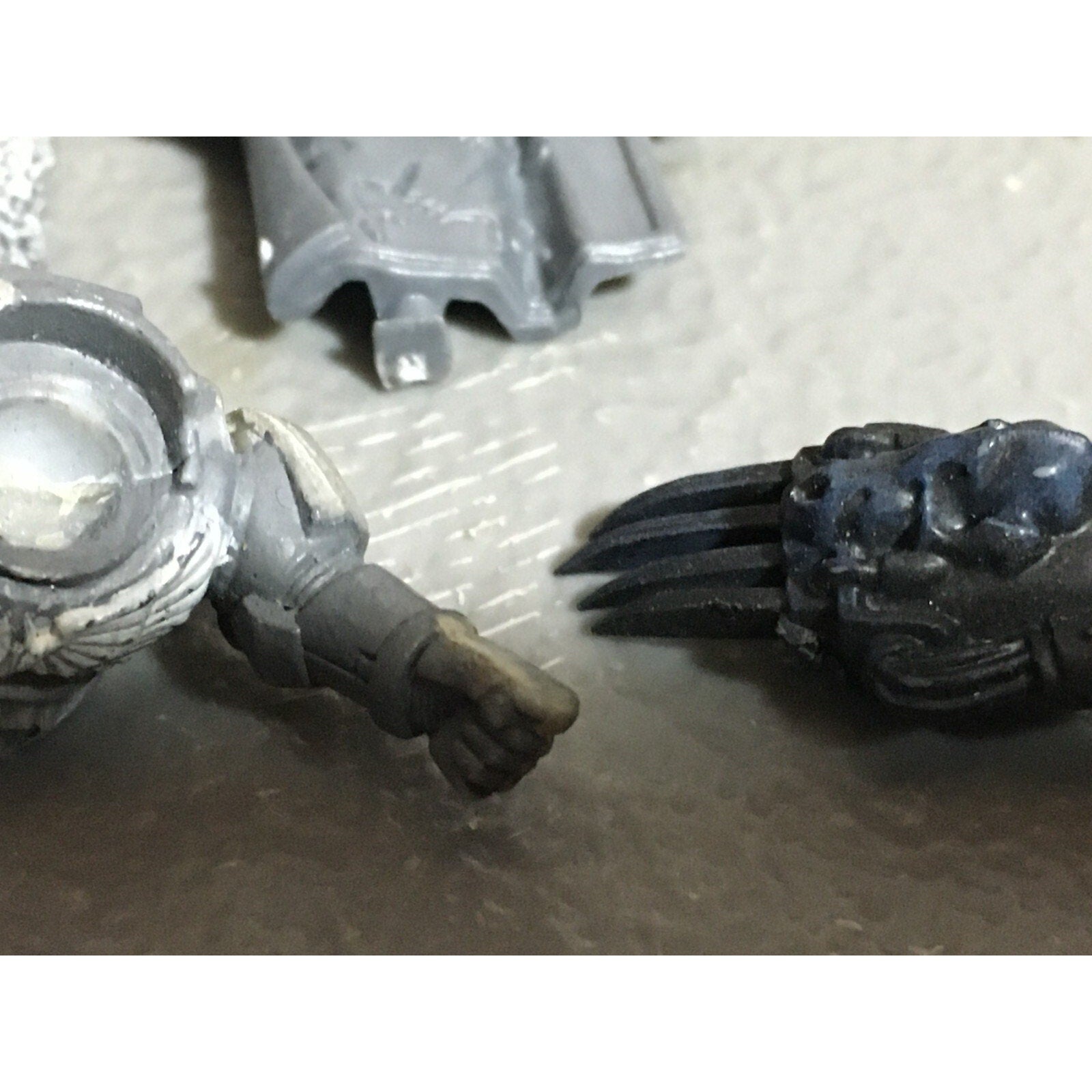 A22562 WARHAMMER 40K SPACE MARINES WOLVES BITS LOT BANNER ACCESSORY PISTOL GW