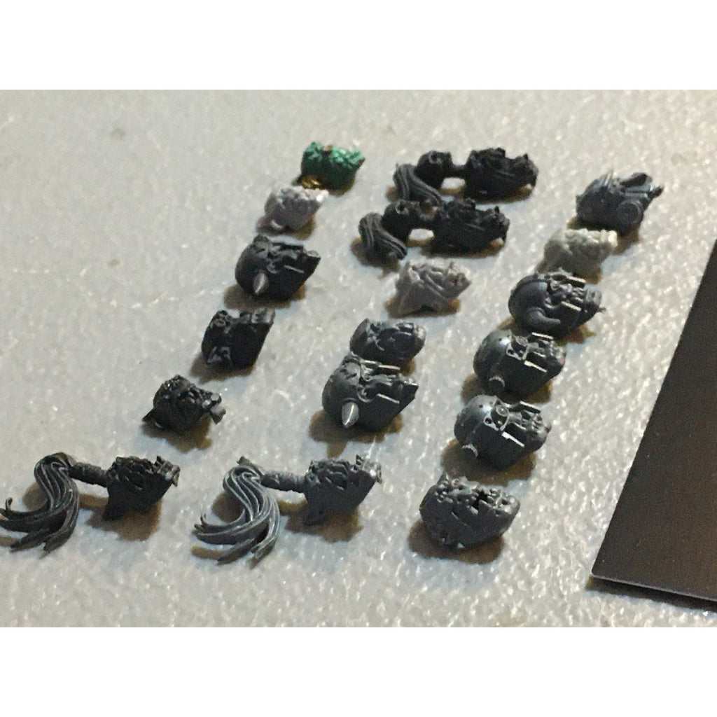 A33559 WARHAMMER 40K SPACE ORKS BITS LOT HEADS GW GAMES WORKSHOP