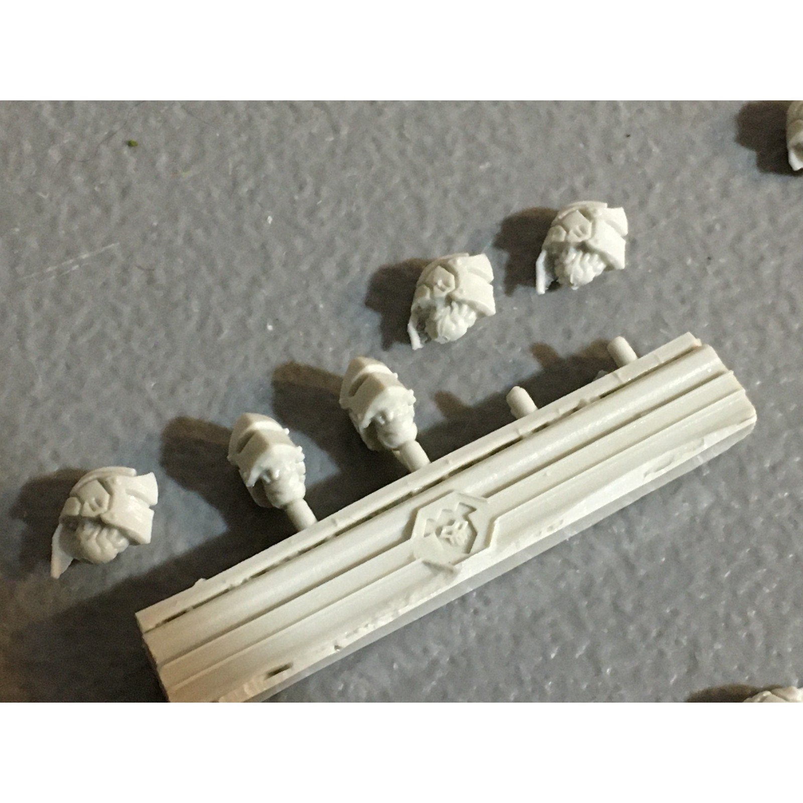 A32538 PUPPETSWAR MINIATURES PLASTIC FANTASY KNIGHTS HEADS BITS PACK LOT