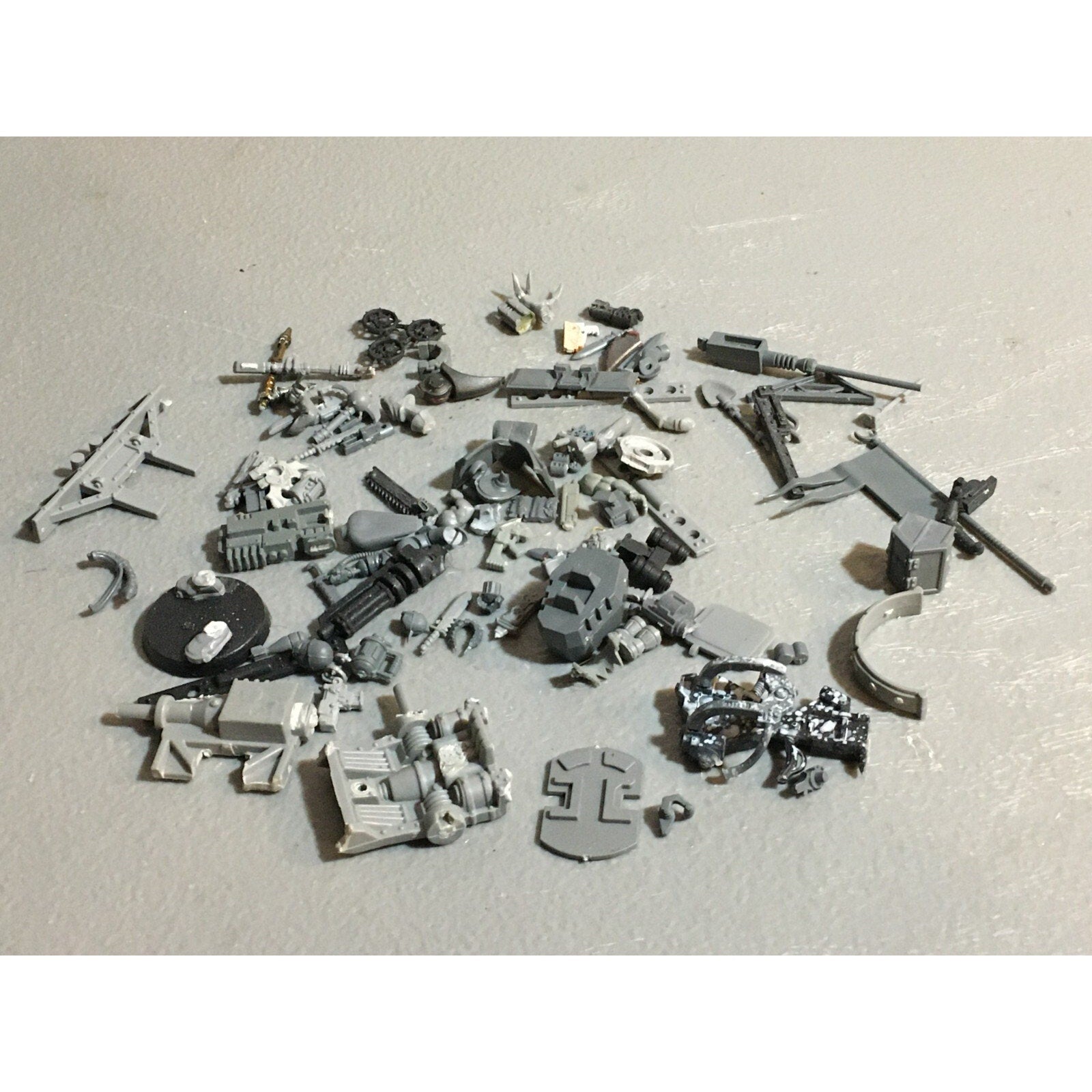 A23485 WARHAMMER 40K BITS LOT MIXED VEHICLE TANK WEAPON GAMES WORKSHOP GW