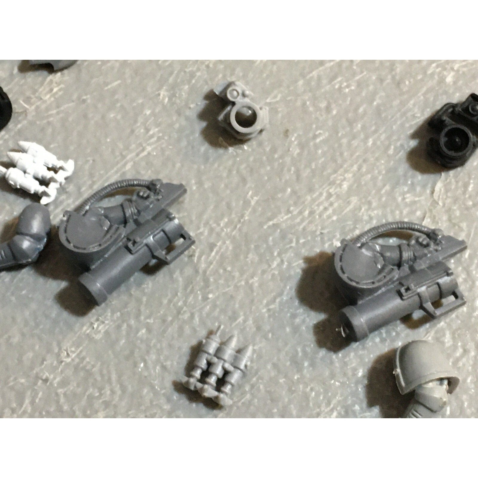 A23089 WARHAMMER 40K SPACE MARINES BITS LOT MIXED MISSILE TORSOS SHOULDERS GW
