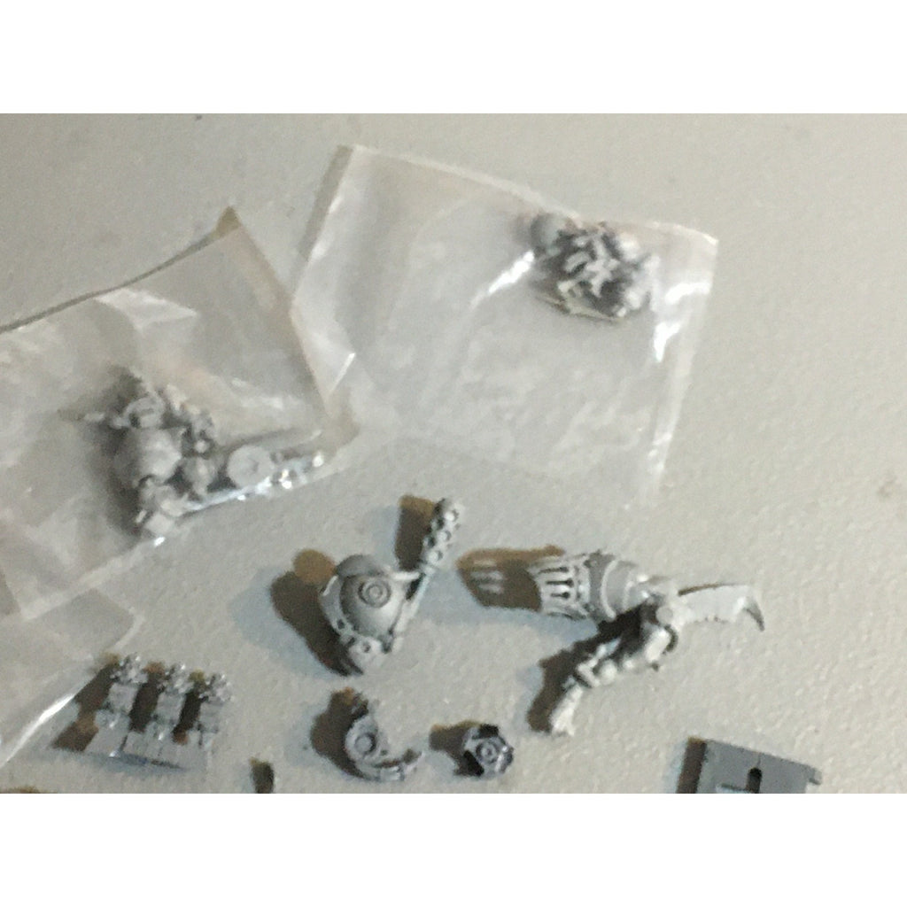 A32597 UNKNOWN MINIATURES RANDOM PLASTIC MINIATURES & BITS LOT WARRIOR SOLDIER