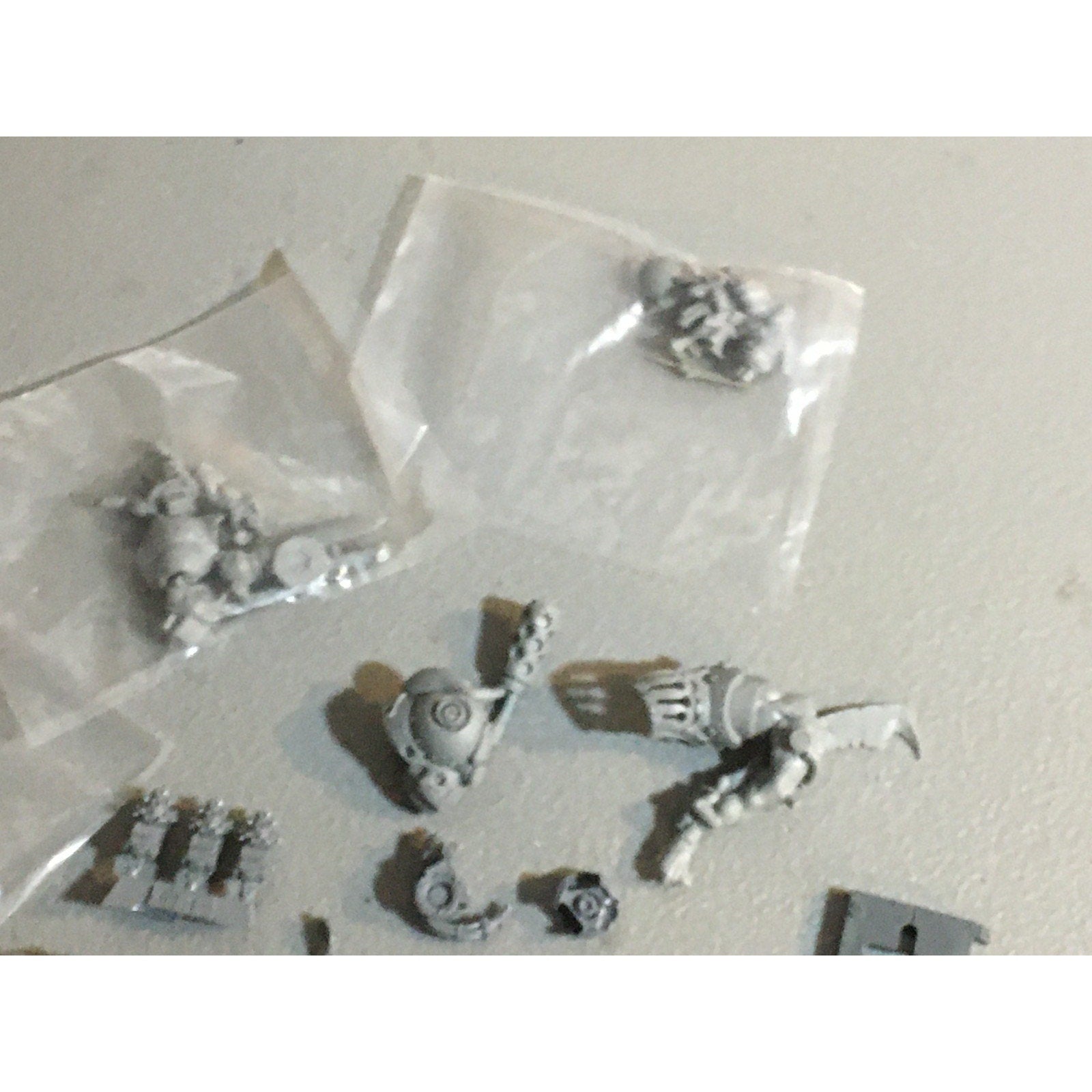 A32597 UNKNOWN MINIATURES RANDOM PLASTIC MINIATURES & BITS LOT WARRIOR SOLDIER