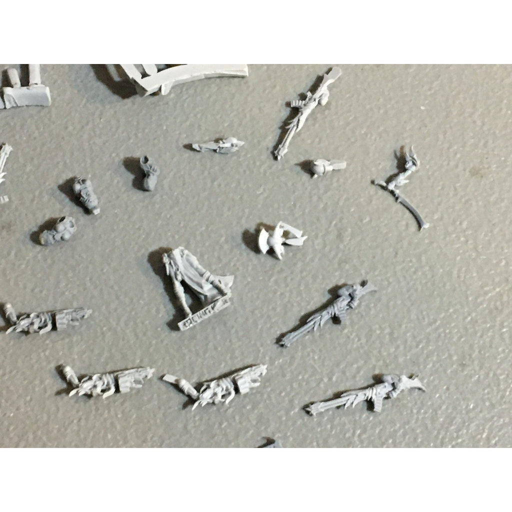 A32521 RAGING HEROES BITS LOT LEGS TORSO GUN ARM ELVES WAR GAMES MINIATURES