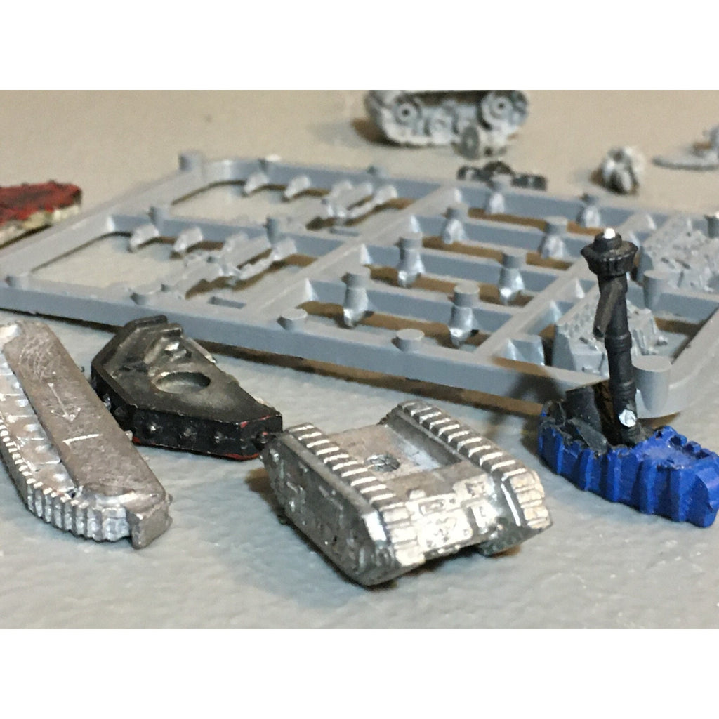 A23527 EPIC 40K BITS LOT INCOMPLETE SOME METAL WARMASTER W MOVEMENT STICKS