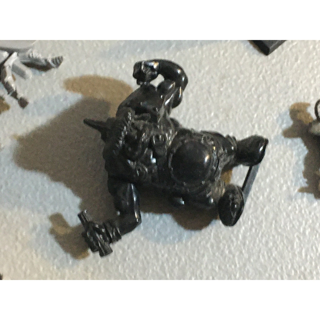 A31465 MILTON BRADLEY BATTLE MASTERS WARHAMMER CHAOS THUG ARCHER & INCOMPLETE