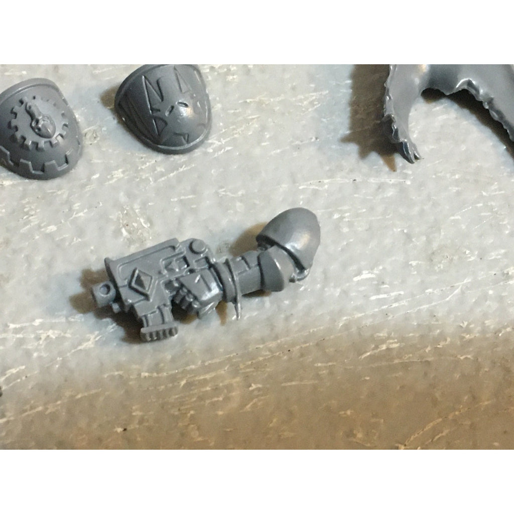 A33578 WARHAMMER 40K SPACE MARINES WOLVES BITS LOT HEAD ARM TORSO GW