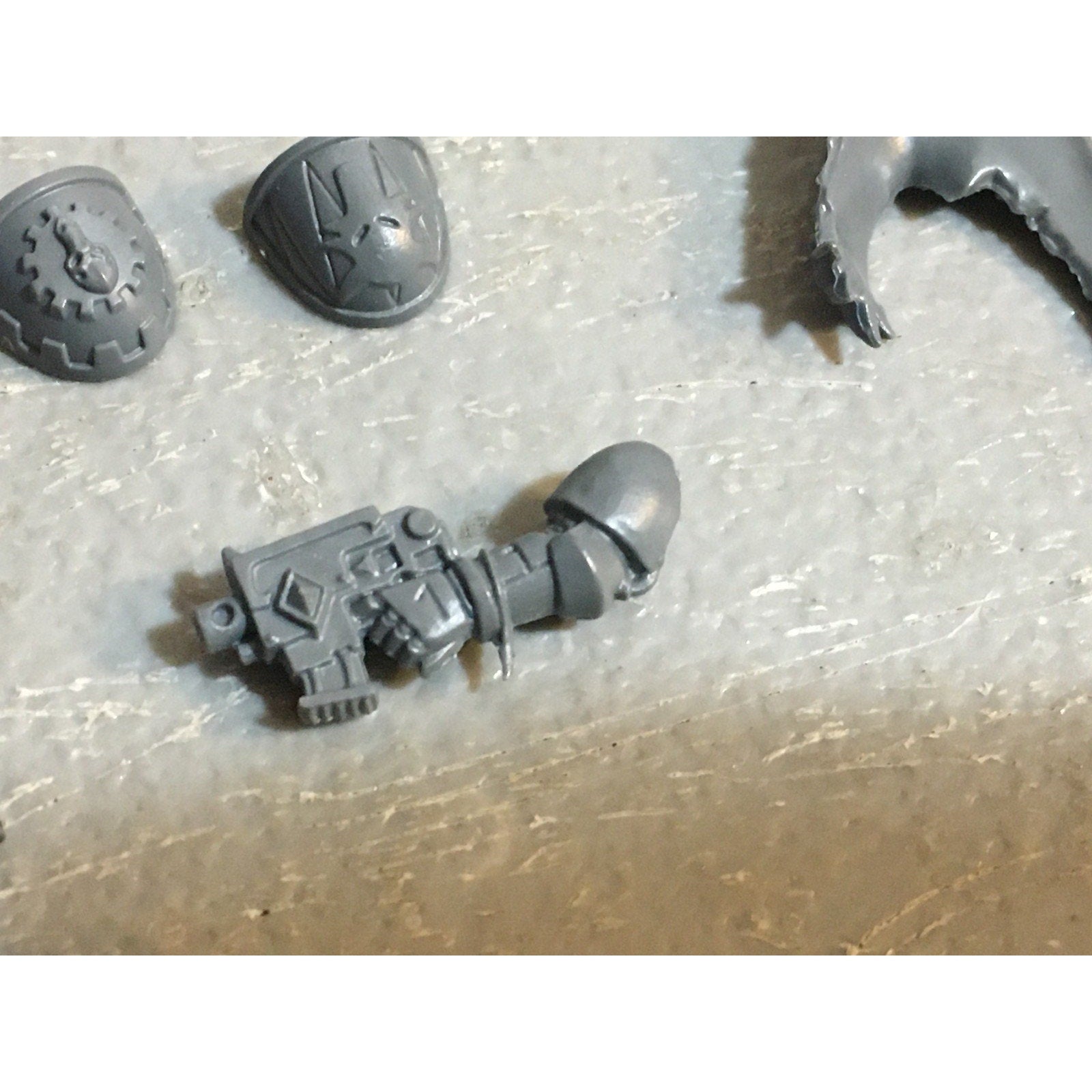 A33578 WARHAMMER 40K SPACE MARINES WOLVES BITS LOT HEAD ARM TORSO GW