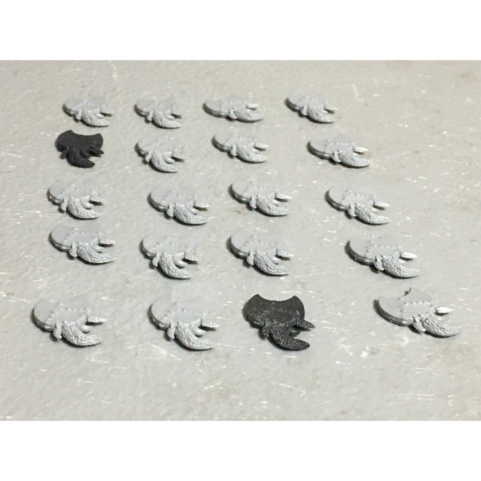 A22625 WARHAMMER FANTASY ORCS & GOBLINS BITS LOT GOBLIN SHIELD GAMES WORKSHOP GW