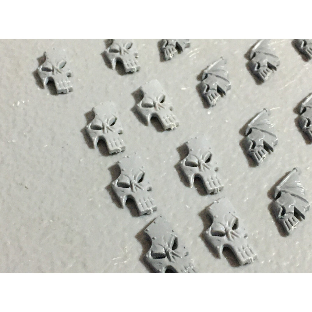 A22067 WARHAMMER FANTASY DARK ELVES BITS LOT SHIELD ICONS GAMES WORKSHOP GW