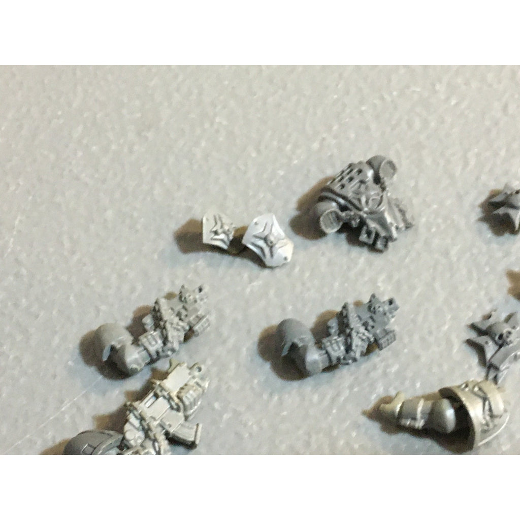 A25040 WARHAMMER 40K SPACE MARINES BLACK TEMPLARS BITS LOT ICONS PISTOLS ARMS GW